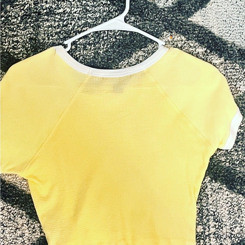 I’m selling a forever 21 yellow crop top!! 💛